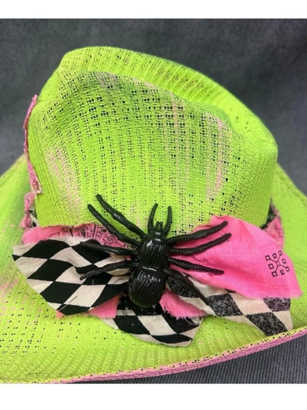 Vintage Cowboy hat w/ spider & cross bright green & pink - Picture 3 of 12
